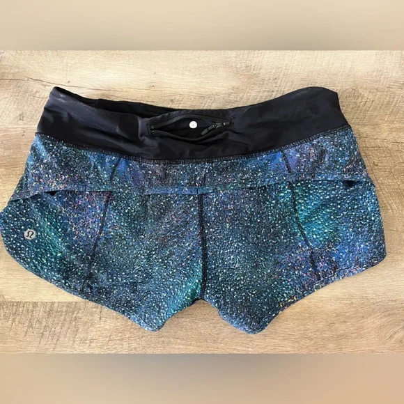 Lululemon Strive Multi Mermaid 2 1/2" Speed Short, low rise RARE size 6 - Picture 3 of 4